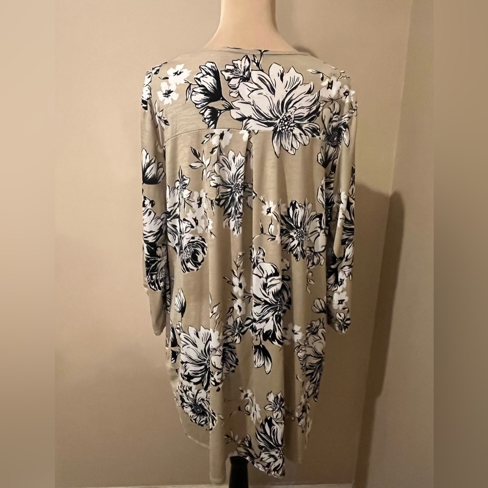 NWT Honeyme Tan, Black & White Floral Kimono Cardigan, size Medium - Picture 7 of 12